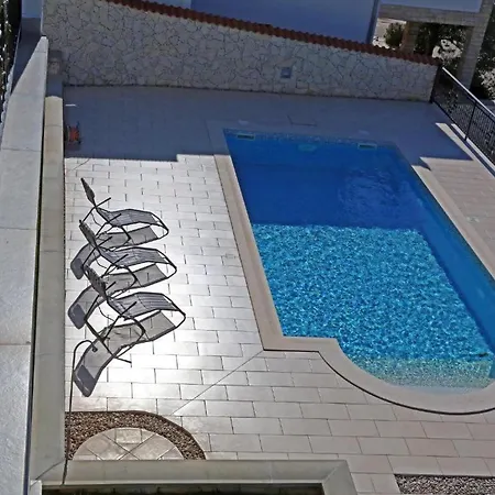 Apartment Lovely With Beautiful Pool